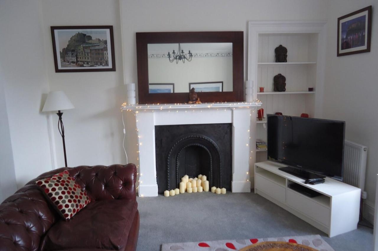 Modern And Colourful Flat By The Castle Apartment Edinburgh Exterior photo